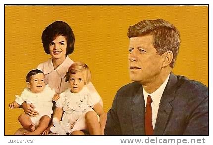 PRESIDENT JOHN F. KENNEDY AND FAMILY...MRS FACQUELINE KENNEDY WITH THEIR CHIDREN,CAROLINE AND JOHN JR. - Presidentes