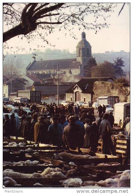 Figeac (Lot) Jour De Foire Derrière, L'église Saint-Sauveur - Foires