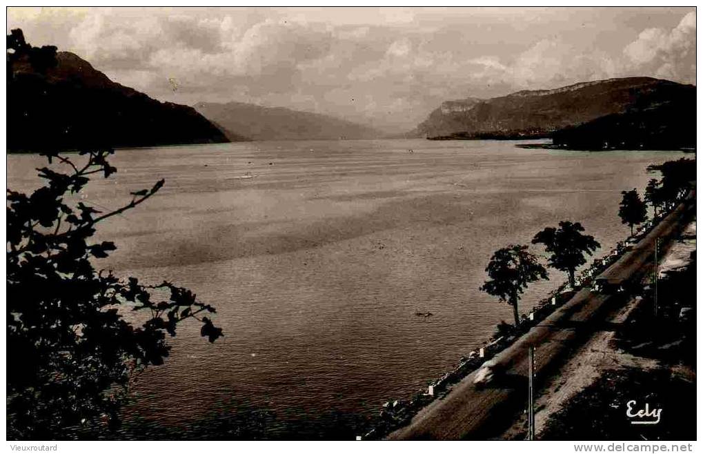 CPA. DATEE DE 1961. ANIMEE.DENTELLEE.LAC DU BOURGET. ROUTE EN CORNICHE DE CHAMBERY A AIX LES BAINS.CHAMBOTTE - Le Bourget Du Lac