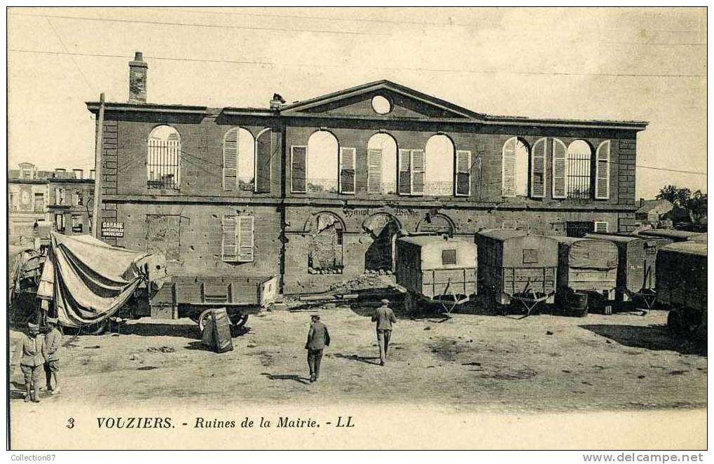 08 - ARDENNES - VOUZIERS - RUINE De La MAIRIE - MILITAIRE - GUERRE 1914-18 - ROULOTTE - Vouziers