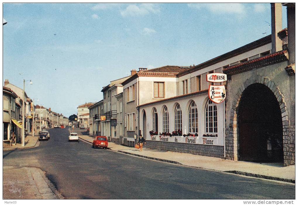 Cerizay - La Rue Principale Et L'hôtel Du Cheval Blanc - Ami6 - Circulée - Cerizay