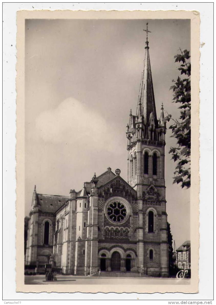 K10 - BRIARE - L'église (jolie Carte Semi-moderne) - Briare