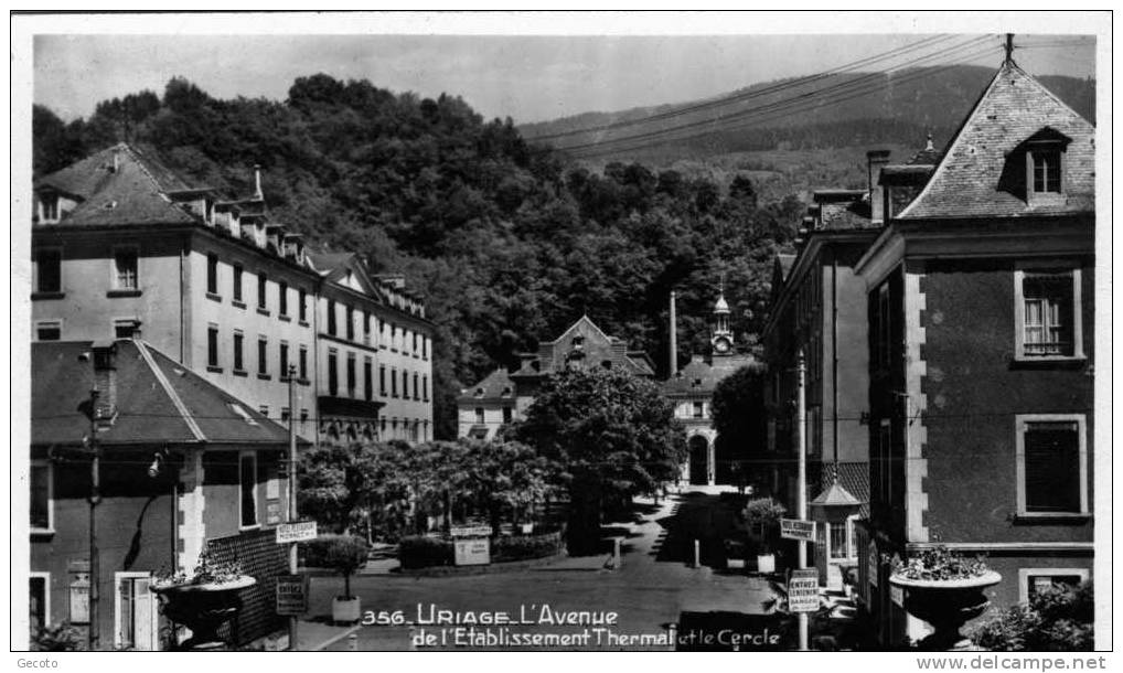 L'avenue De L'etablissement Thermal Et Le Cercle - Uriage