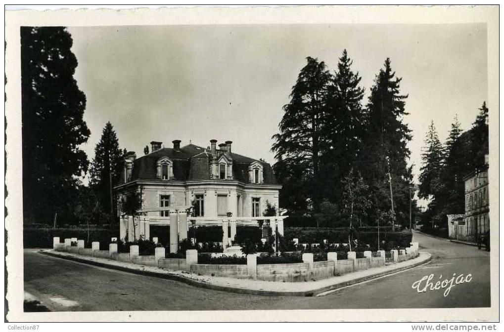 24 - DORDOGNE - RIBERAC - PLACE Du MONUMENT Des FUSILLES - VILLA - MAISON BOURGEOISE - Riberac