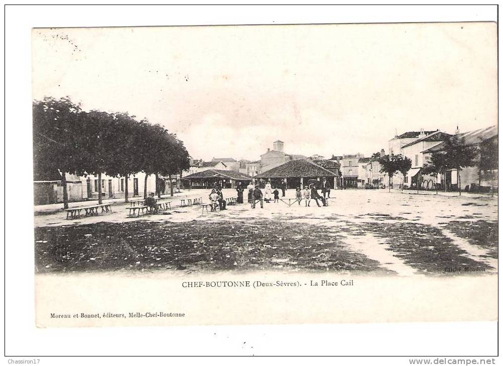 79 -    CHEF-BOUTONNE  - La Place Cail  -  Animée : Les Habitants Préparent La Fête Près Des Halles Superbes - Chef Boutonne