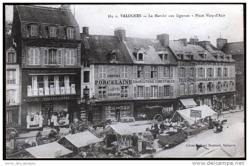 50 VALOGNES -384- Le Marché Aux Légumes - Place Vicq D'Azir Animée, Ed Librairie Brochard, Boutiques, Coins Cornés - Valognes