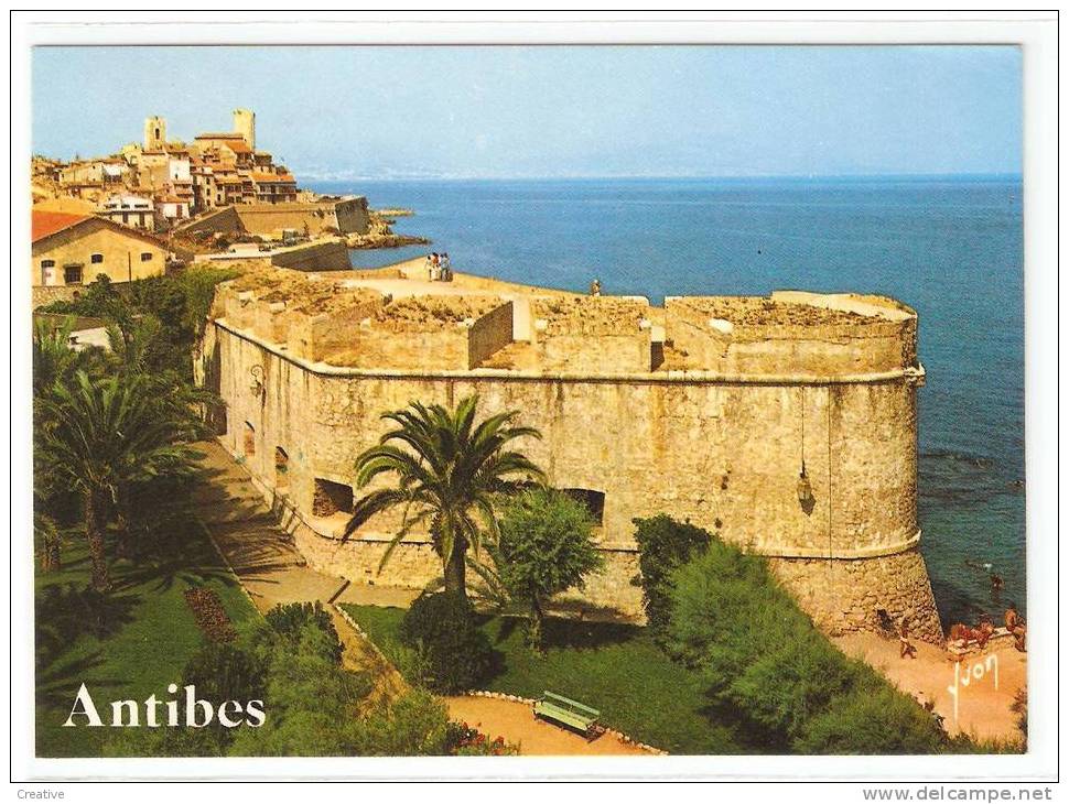 Le Bastion Saint-André Et La Vieille Ville     ANTIBES - Antibes