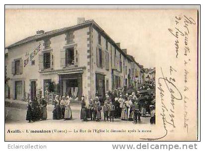 AVAILLES-LIMOUSINES....Rue  De L'Eglise Après La Messe - Availles Limouzine