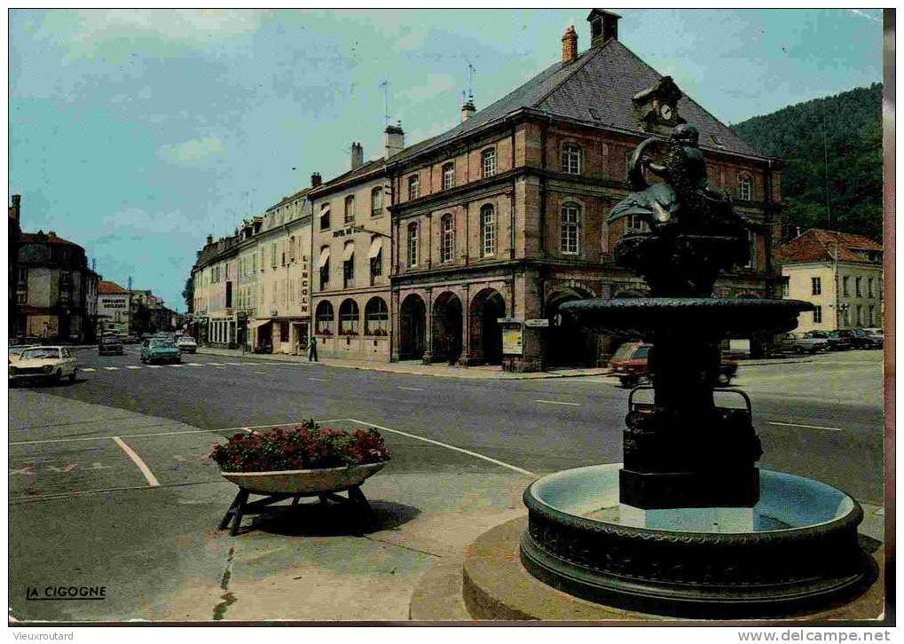 CPSM. RAON L´ETAPE. RUE JULES FERRY. LA MAIRIE ET FONTAINE DE L´ENFANT AU CYGNE - Raon L'Etape