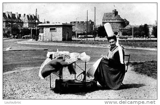 35 SAINT MALO DENTELLIERE ET LE CHATEAU EDIT DU GLOBE VOYAGEE 1960 - Saint Malo