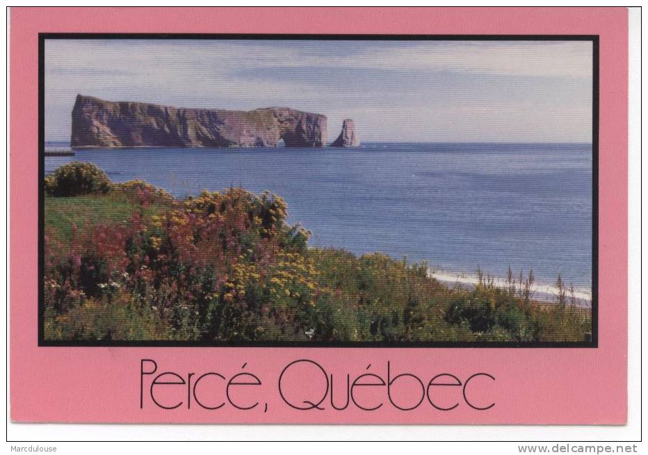 Percé, Québec. Au Large Du Pittoresque Village, Accueillant Et Fleuri S'étend Le Majestueux Rocher Percé. - Percé
