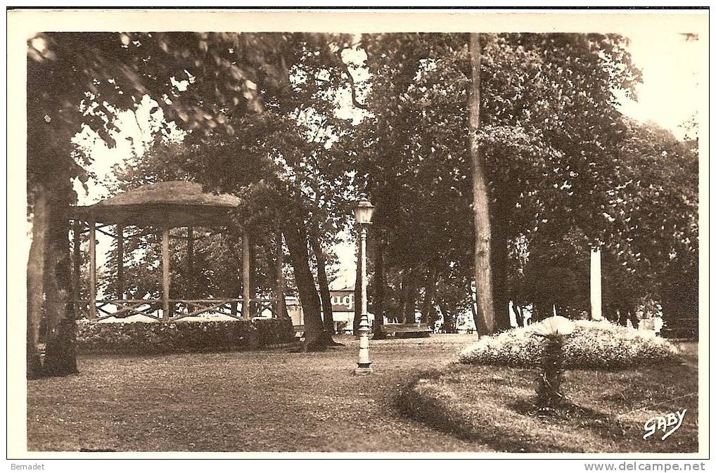 SAINT JEAN D'ANGELY...KIOSQUE A MUSIQUE ET JARDIN PUBLIC - Saint-Jean-d'Angely