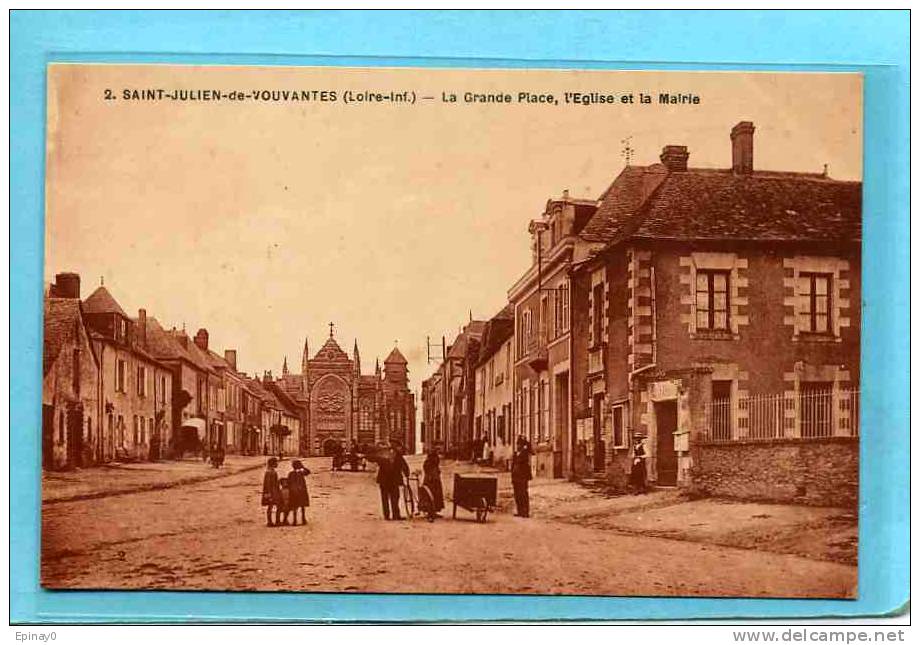 B - 44 - SAINT JULIEN DE VOUVANTES - La Grande Place, L'église Et La Mairie - Saint Julien De Vouvantes