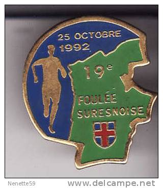 Pin´s SURESNES 19° Foulée Suresnoise 25 Oct 1992 ( Dép 92 ) - Atletiek