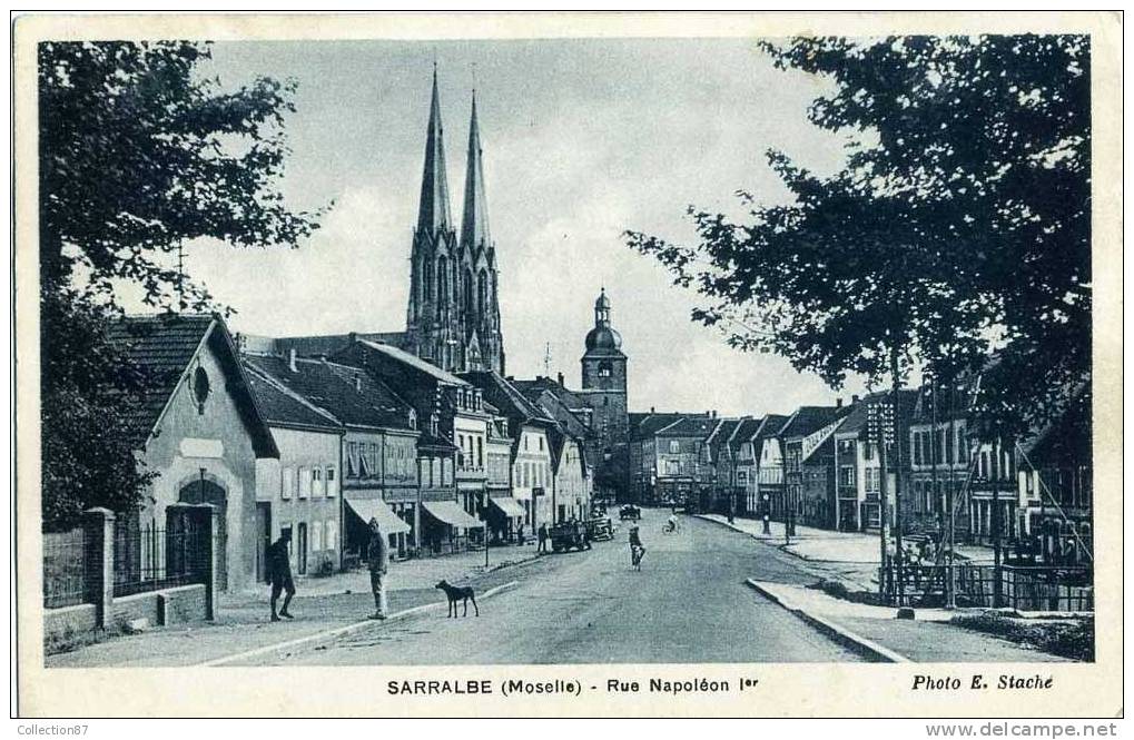 57 - MOSELLE - SARRALBE - RUE NAPOLEON 1er - POMPE à ESSENCE - Sarralbe