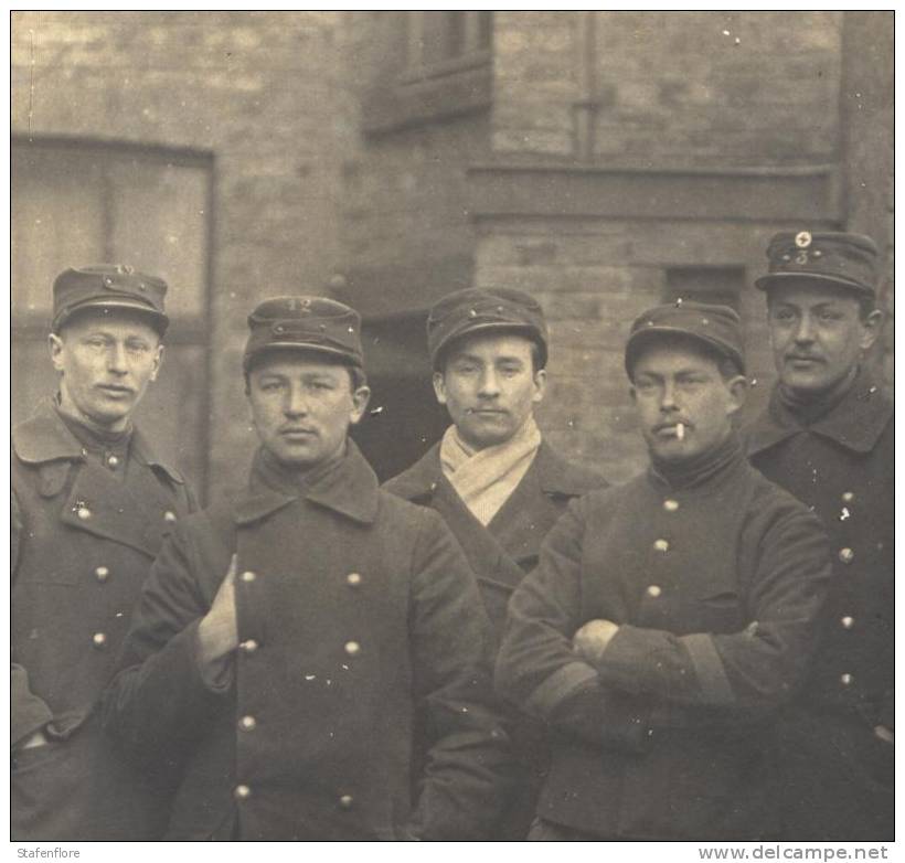 MIlLITAIREN TE ZUTKERQUE  ZUIDKERKE TIJDENS 1e WERELDOORLOG FOTOKAART  SOLDAAT UNIFORMEN - Guerre 1914-18