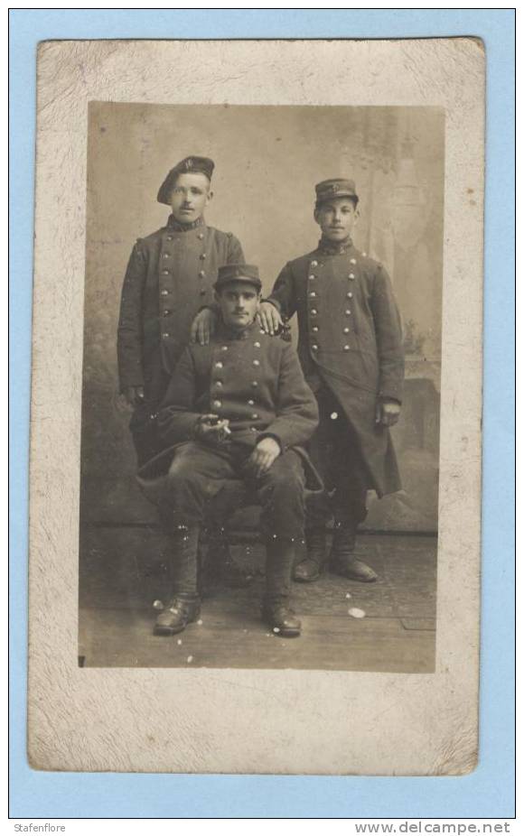 MIlLITAIREN 1914-1918  TIJDENS 1e WERELDOORLOG FOTOKAART  SOLDAAT UNIFORMEN  WESTFRONT - Guerre 1914-18