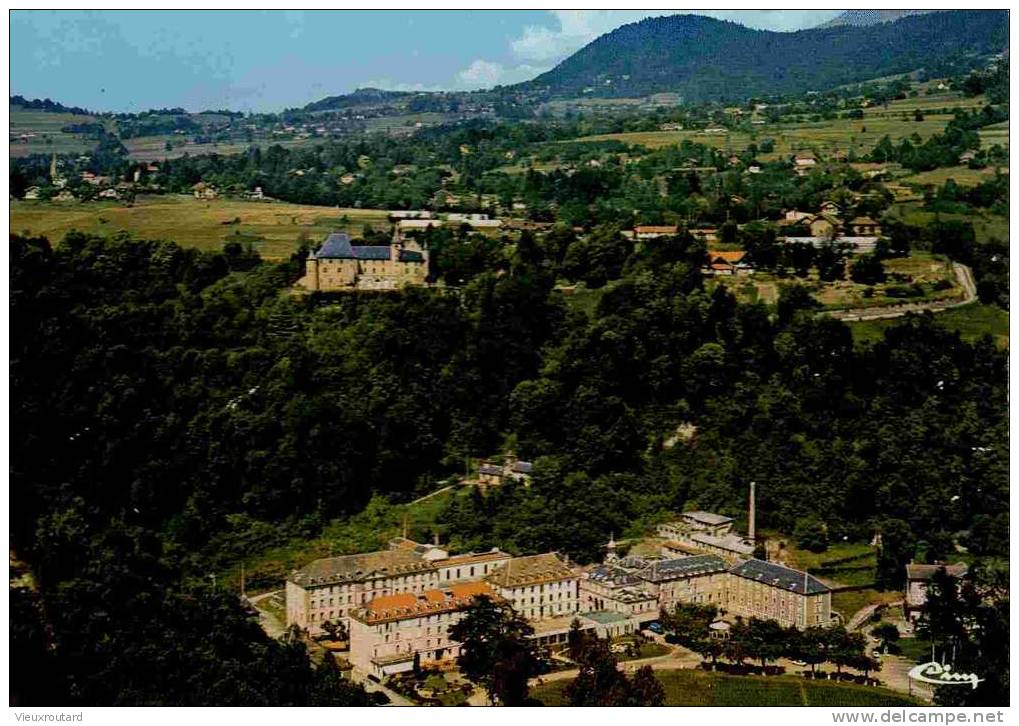 CPSM. URIAGE LES BAINS. VUE GENERAE DE L´ETABLISSEMENT THERMAL. LE CASINO ET LE CHATEAU,AU FOND,ST MARTIN D´URIAGE. - Uriage