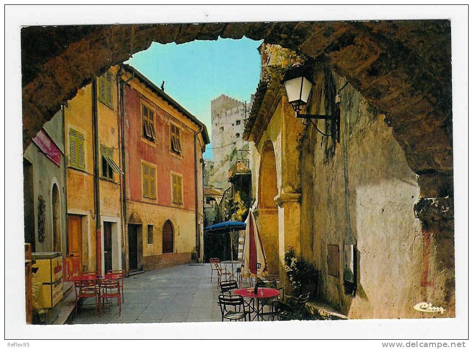 ROQUEBRUNE VILLAGE - Place De La Fontaine Et Le Château - Roquebrune-Cap-Martin