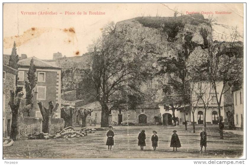 VIVIERS Place De La Roubine, 5 Enfants Sur La Place, Le Café De Paris En Fond - Viviers