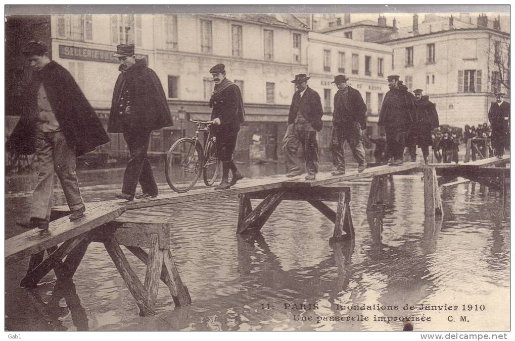 75 --- Paris --- Inondations De Janvier 1910 --- Une Passerelle Improvisee - Inondations De 1910