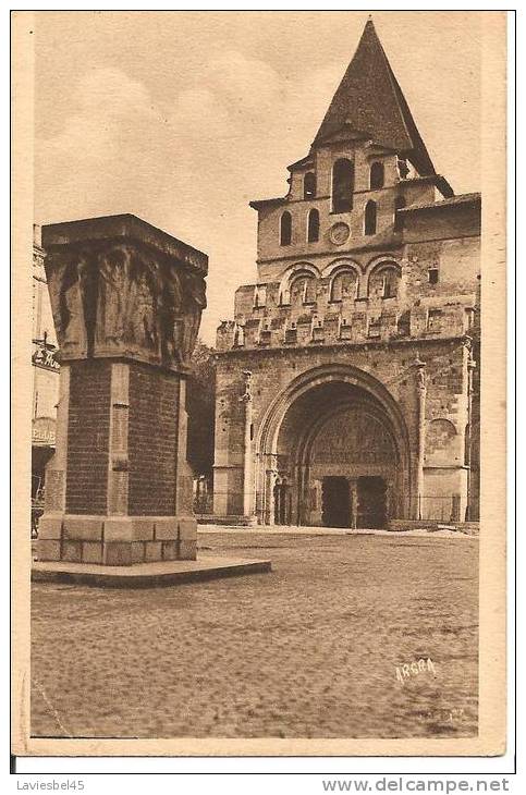 MOISSAC N° 354 . EGLISE ABBATIALE . FACADE SUD ET MONUMENT AUX MORTS - Moissac