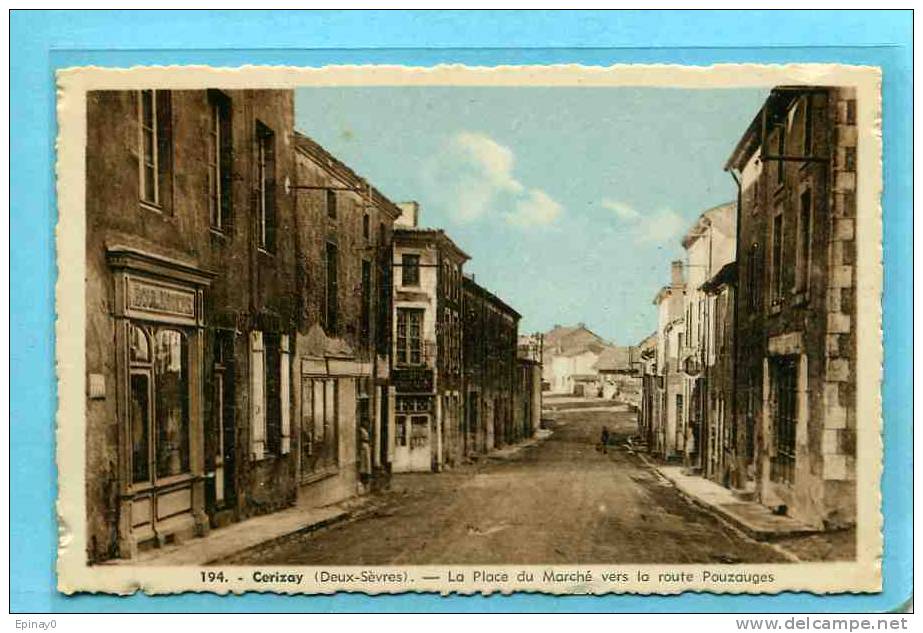 B - 79 - CERIZAY - La Place Du Marché Vers La Route De Pouzauges - Cerizay