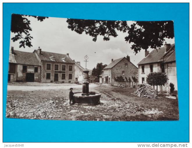 23) La Courtine  - N° 5 - Place De La Fontaine - Carte Photo -  - Année  -  EDIT - - La Courtine