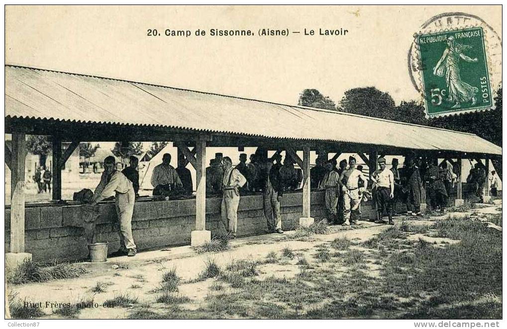 02 - AISNE - CAMP MILITAIRE De SISSONNE - LE LAVOIR - TRES BEAU PLAN - Sissonne