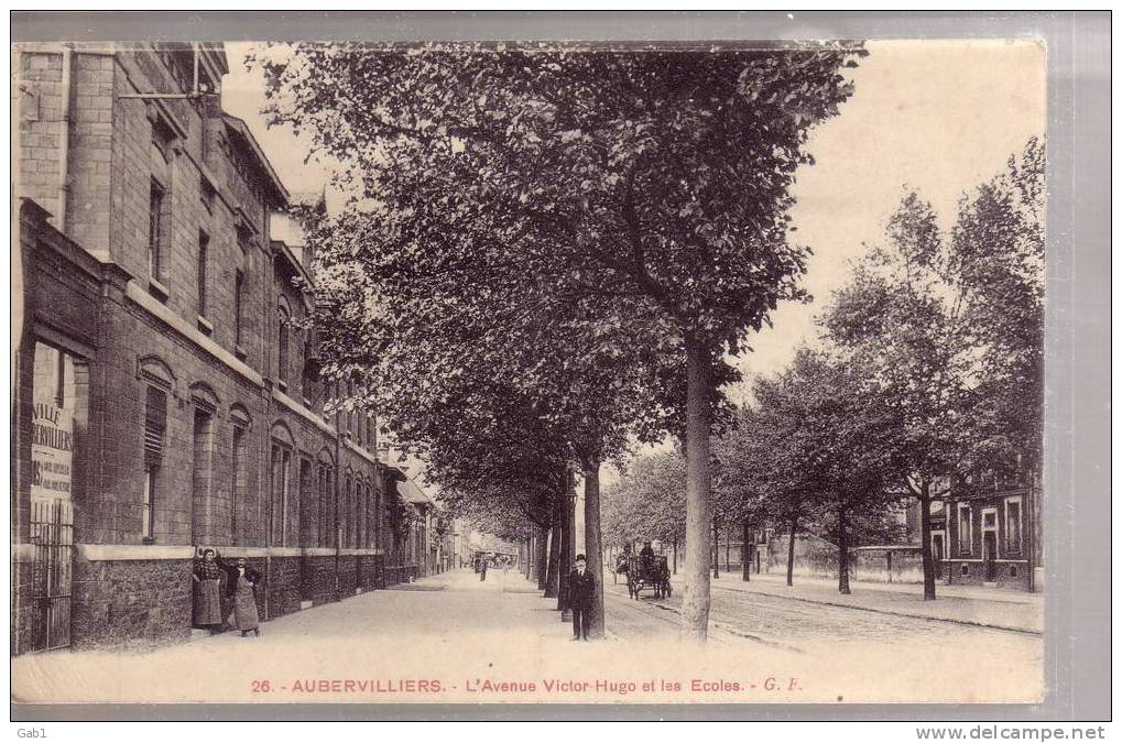 93 --- Aubervilliers --- L´Avenue Victor Hugo Et Les Ecoles - Aubervilliers