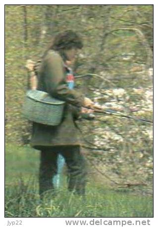 Jolie CP 29 Chateauneuf Du Faou La Pêche En Rivière Au Pied De Notre Dame Des Portes - Pêcheur à La Ligne - Pas écrite - Châteauneuf-du-Faou