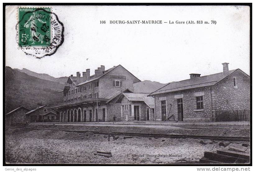 73 BOURG St MAURICE -106- La Gare, Circulé En 1914, Ed Beroud, Petit Pli Sup G Et Inf D - Bourg Saint Maurice
