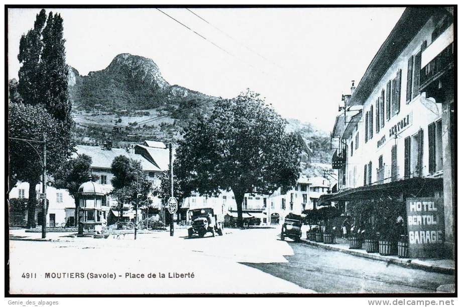 73 MOUTIERS -4911- Place De La Liberté, Hôtel Bertoli, Kiosque, Voitures , Ed ABEM, Dos Vierge - Moutiers