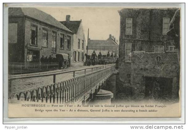 BELGIQUE **HOUSBRUGGE ** Pont Sur L'Yser  Le Général Joffre Décore Un Soldat Français - Poperinge