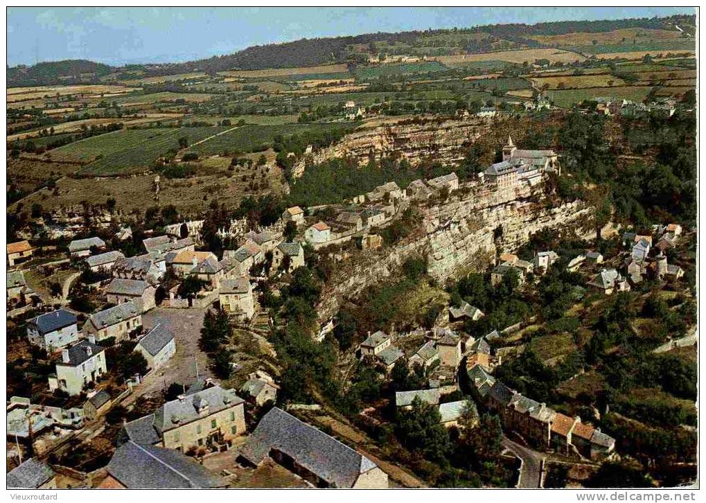 CPSM. BOZOULS. AU BORD D'UNE FALAISE DOMINANT UN CIRQUE DE 300 M. APPELE "GOUR D'ENFER". VUE AERIENNE. - Bozouls