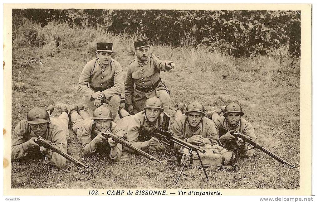 CP 02 CAMP DE SISSONNE Tir D´infanterie -(militaires- Fusil Mitrailleur-  Fusils) - Sissonne