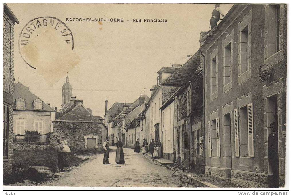 BAZOCHES-SUR-HOENE        Rue Principale(en Premier Plan La Maison Du Notaire). - Bazoches Sur Hoene