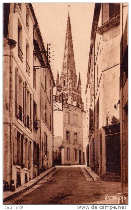 85 - Fontenay Le Conte - Clocher Notre-Dame (du XVe Siècle) Rue Gaston-Guillemet. - Fontenay Le Comte