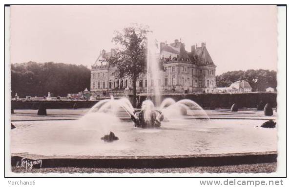 VAUX LE VICOMTE . CHATEAU  LE BASSIN DE LA COURONNE - Vaux Le Vicomte