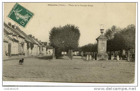 CPA 02.-SISONNE-Place Dd Le Gande Roize.-1 Homme Pose (pt Plan).-xcv 220... - Sissonne