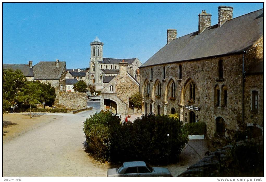 BRICQUEBEC (Manche)  Hotel Du Vieux Chàteau Et L´Eglise - Bricquebec