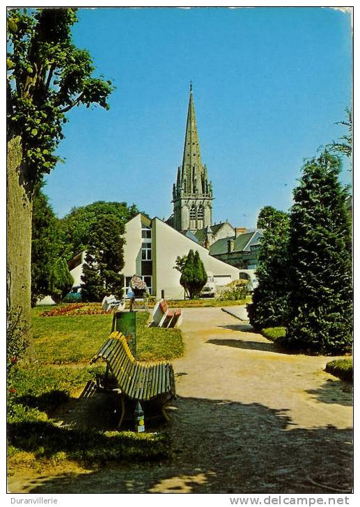 CARENTAN (Manche)  Le Centre Médical, Le Jardin Public Et L´Eglise - Carentan