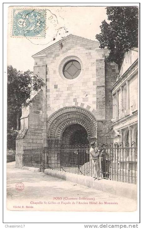 17 -   PONS  - Chapelle Saint-Gilles Et Façade De L´Ancien Hôtel Des Monnaies  - 2 Ouvriers Réparent La Grille - Pons