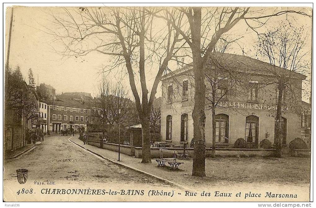 Cp 69 CHARBONNIERES LES BAINS - Rue Des Eaux Et Place Marsonna ( Brasserie Neptune,pompe) - Charbonniere Les Bains