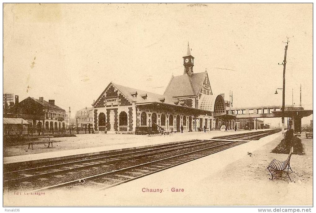 CP 02 CHAUNY La Gare (sans Train, Horloge , Ligne De Chemin De Fer , Quai ) - Chauny