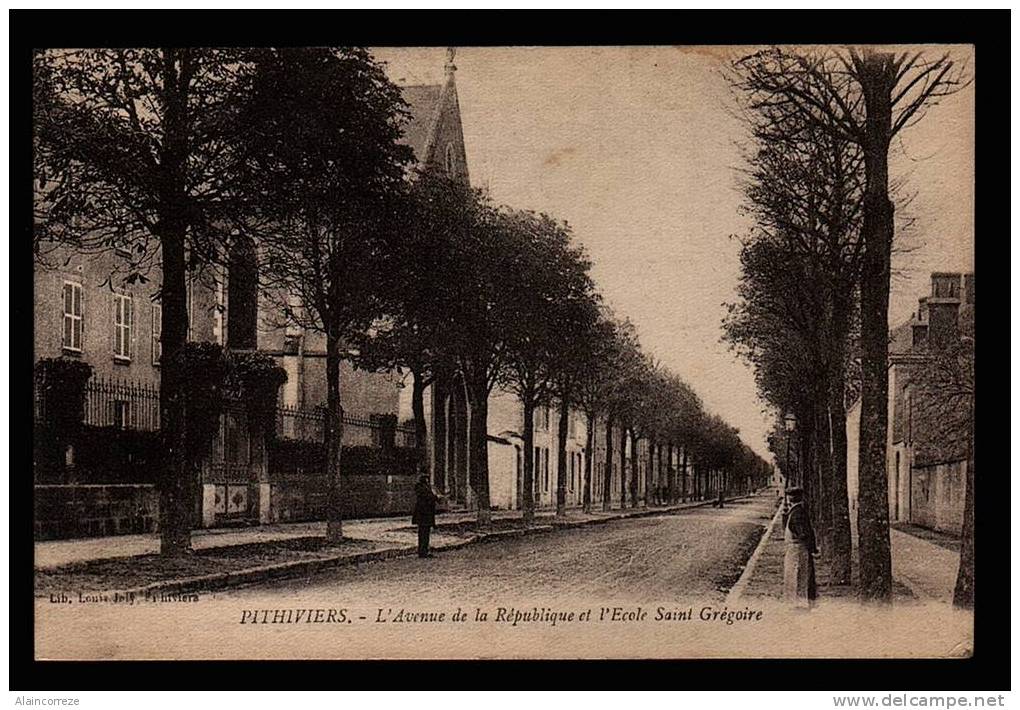 Loiret Pithiviers L'avenue De La République Et L'école Saint Grégoire Facteur à Gauche - Pithiviers
