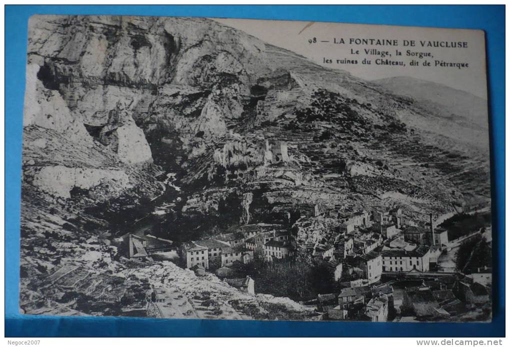 La Fontaine De Vaucluse~~84: Le Village, La Sorgue,les Ruines Du Chateau Dit " De Pétrarque " - Sorgues