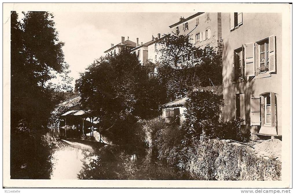 63 Courpière -  Le Lavoir Et Les Remparts - Courpiere