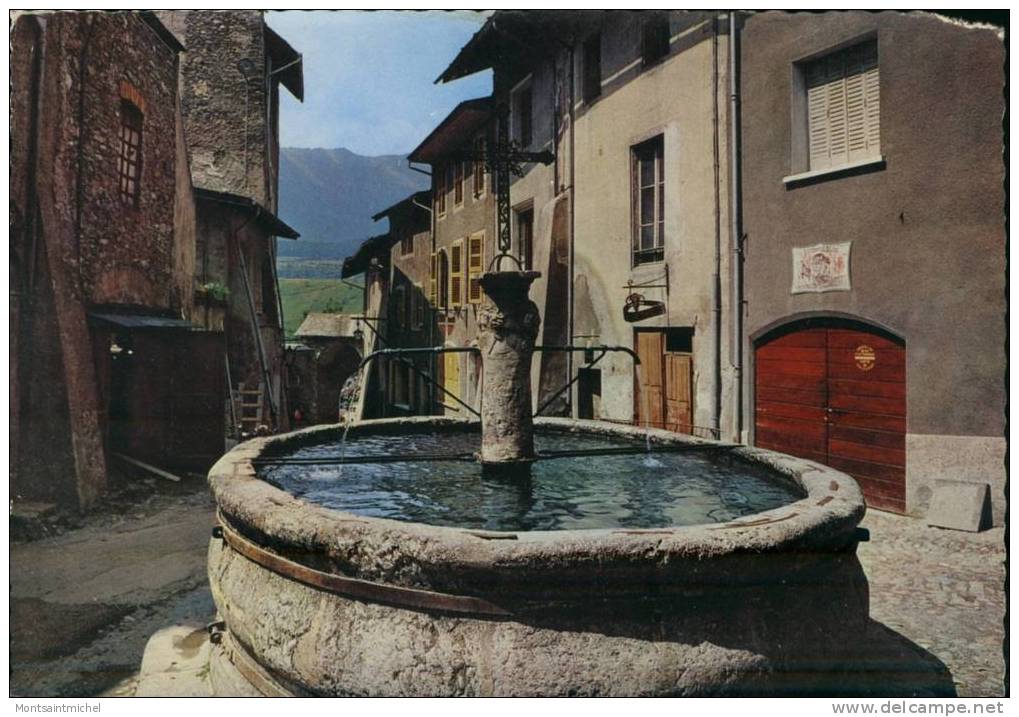 Albertville Savoie 73. Fontaine Dans La Pittoresque Cité De Conflans. - Albertville