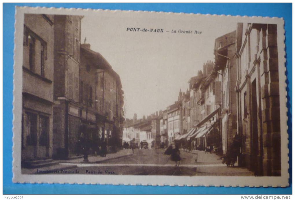 Pont-de-Vaux~~01: La Grande Rue Animée " Belle Carte Originale Dentelée Sur 4cotés " - Pont-de-Vaux